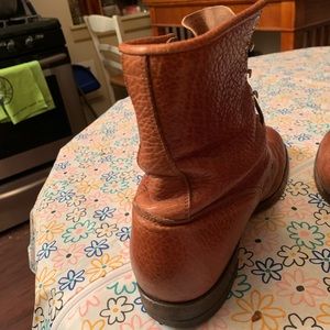 Size 11D men’s boots made by Justin company.  Very unique soft, beautiful leater